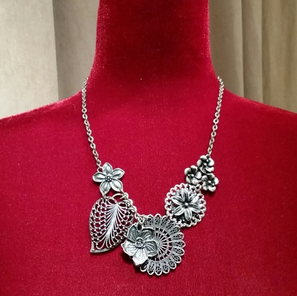 Premier Designs statement necklace
